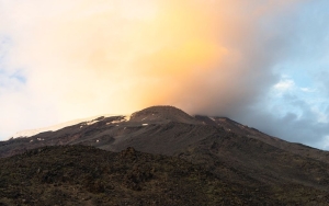 Gunung Raung Kini Berstatus Waspada, Masyarakat Dilarang Dekati Radius 3 Km Dari Kawah Puncak