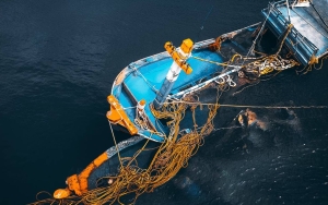 Tengah Konvoi, Kapal Perang RI Selamatkan 4 Nelayan yang 3 Hari Terapung di Perairan Bangka
