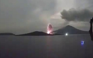 Gunung Anak Krakatau Semakin Aktif, Erupsi 9 Kali Sejak 2 Agustus 2022-Terlihat Sinar Api
