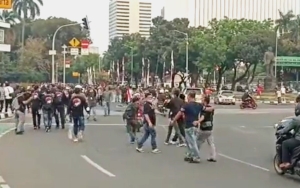 Demo Tolak Kenaikan Harga BBM di Jakarta Diwarnai Kericuhan, Massa Bakar Ban-Jebol Pagar Kawat
