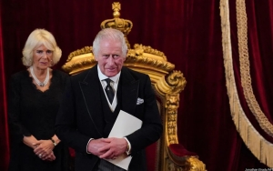 Tanda Tangan Dokumen Resmi, Sikap Kesal King Charles III Saat Pulpen Rusak Jadi Sorotan