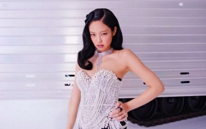 Tampil Seksi Tapi Gemesin, Jennie Berbalut Dress Mini Putih di Paris Fashion Week