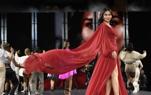 Ariel Tatum Bak Kylie Jenner di Paris Fashion Week, Harga Gaun Merah Bikin Syok