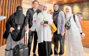 Umrah, Ayu Dewi dan Regi Datau Bertatapan Sambil Rangkulan Mesra Bikin Melting