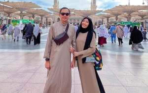 Ayu Dewi Makin Cantik Bercadar, Potret Bareng Regi Datau di Ka'bah Syahdu