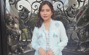 Prilly Latuconsina Santuy Nongkrong di Warkop Pakai Sandal Branded