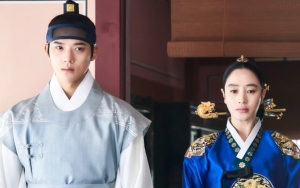 Moon Sang Min dan Kim Hye Soo Tak Ada Elegan-Elegannya di Set 'Under The Queen's Umbrella'