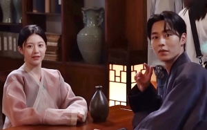 Lee Jae Wook Tegur Tangan Go Yoon Jung di Lokasi 'Alchemy of Souls 2'