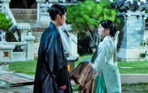 Go Yoon Jung Terkejut Perilaku Lee Jae Wook di Lokasi 'Alchemy of Souls 2'