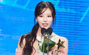 MBC Entertainment Awards 2022: Mijoo Syok Hingga Copot High Heels Saat Terima Penghargaan