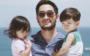 Family Man, Jeje Govinda Kembali Pamer Wajah Full Senyum Kala Temani Anak Main