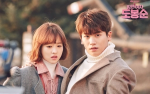 Park Bo Young & Park Hyung Sik Paling Beda, Netflix Bandingkan Gendong Bridal Style K-Drama