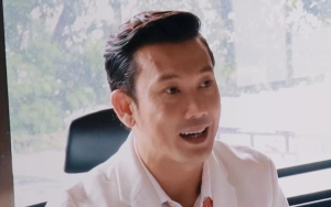 Denny Sumargo Malah Eksperimen Usai Botol Bergerak Sendiri di Podcast Terbarunya