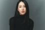 Kenang Sahabat, Kang Ji Young Kunjungi Makam Mendiang Sulli