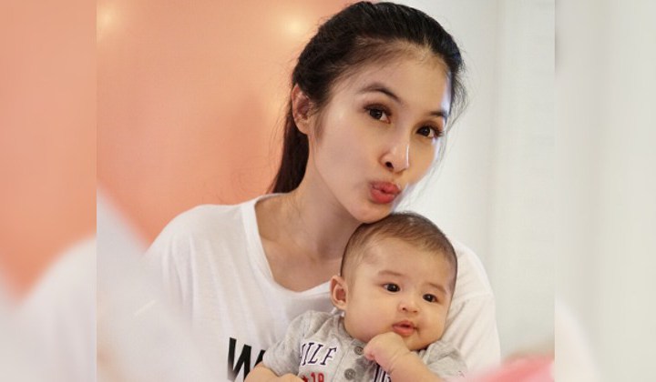 Umur Tiga Bulan Bisa Diajak Bercanda, Renyahnya Tawa Bayi Sandra Dewi