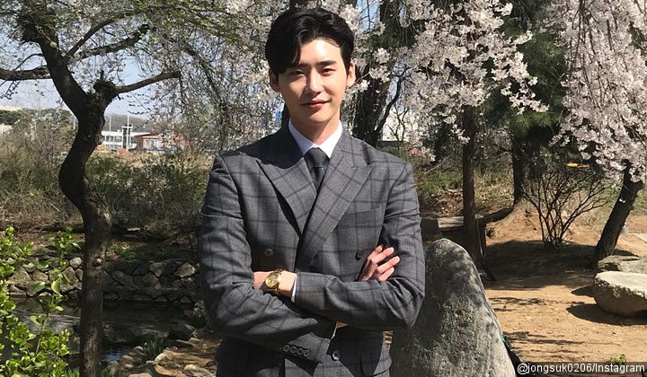 Syuting Drama Baru, Lee Jong Suk Lagi-Lagi Pamer Foto Ganteng