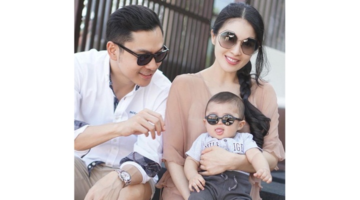 Suami Sandra Dewi Adu Ganteng dengan Raphael Pakai Kacamata Hitam, Siapa Jawaranya?