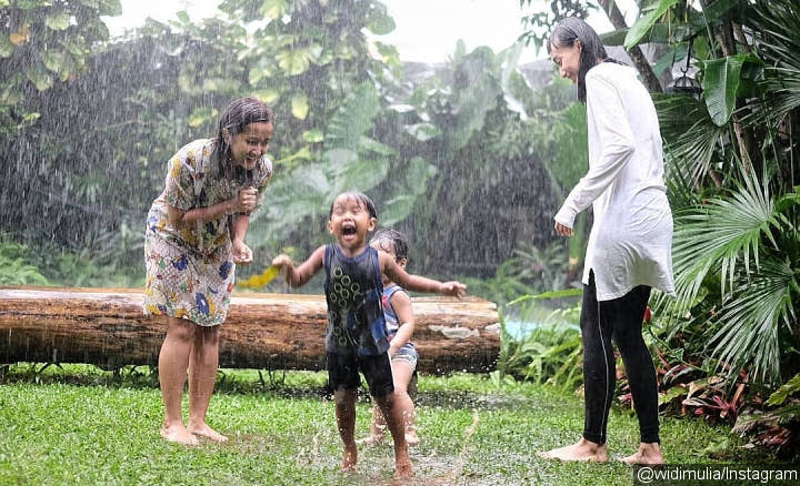 Unggah Video Hujan-Hujanan Bareng Anak, Netter Salfok Lihat Halaman Rumah Widi Be3