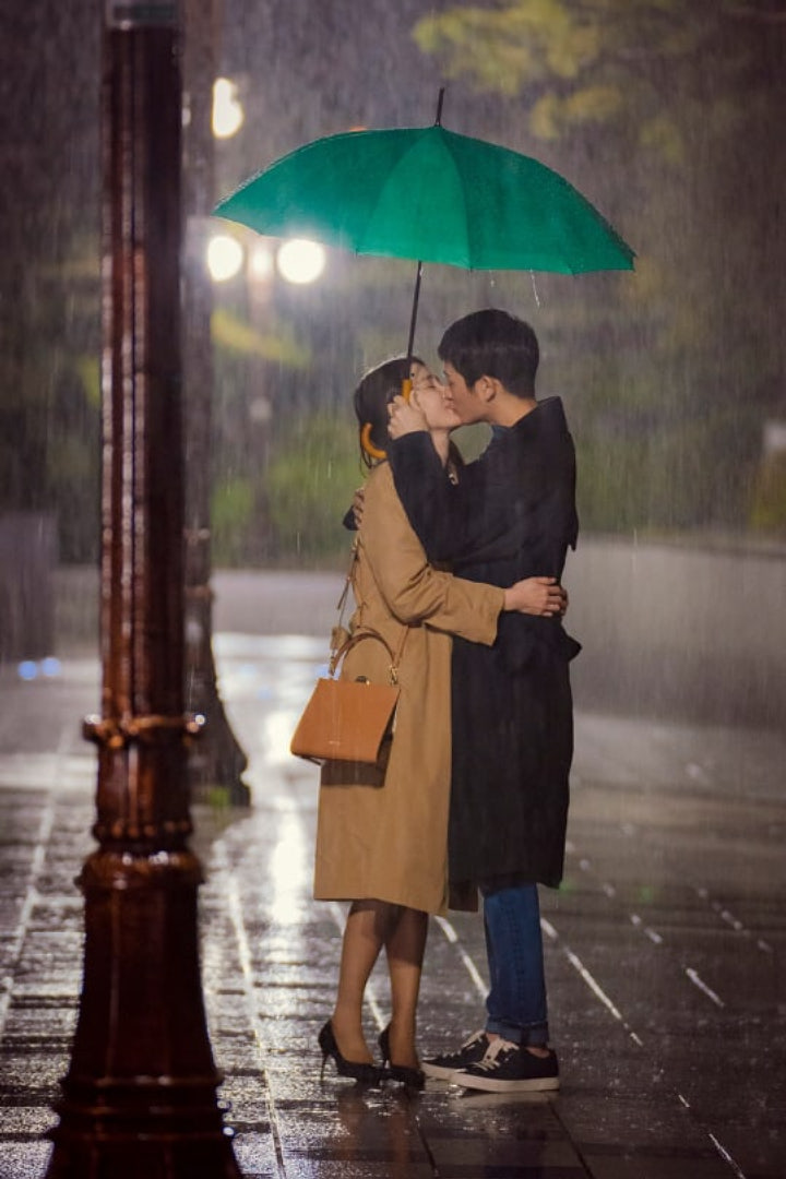 \'Pretty Noona\' Rilis Foto Jung Hae In - Son Ye Jin Ciuman di Bawah Hujan
