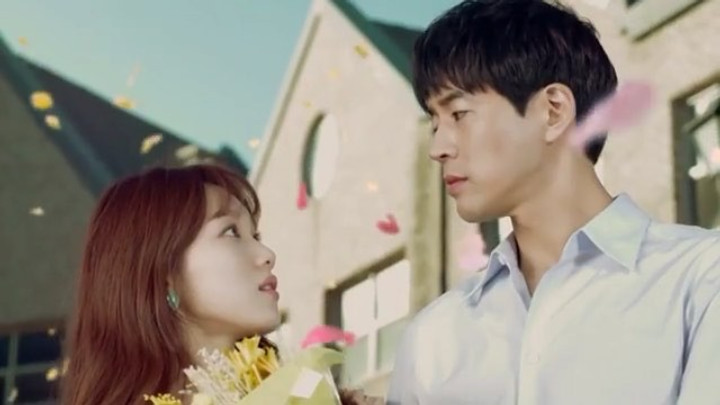 Hampir Keserempet Sepeda, Lee Sung Kyung Ditolong Lee Sang Yoon di Teaser 'About Time'