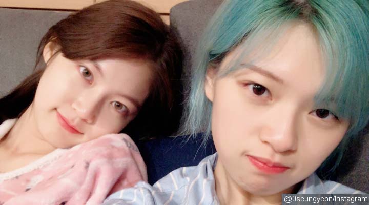 Selfie Bareng, Jeongyeon-Seung Yeon Adu Cantik Tanpa Make Up