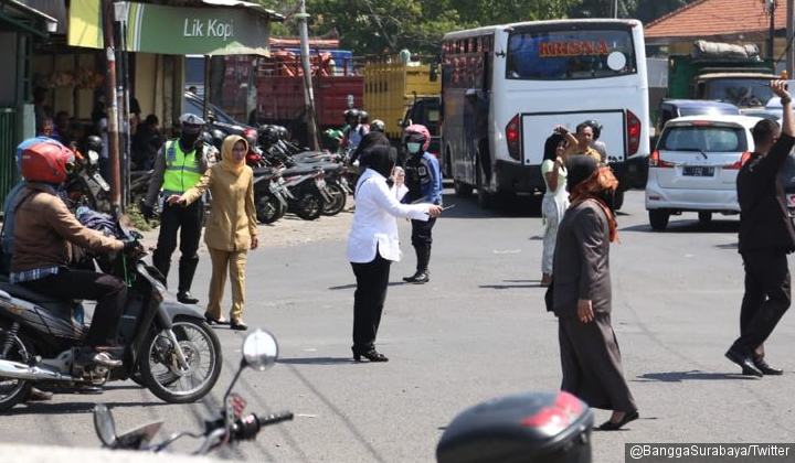 Jalanan Sekitar Ledakan Bom Polrestabes Surabaya Macet, Tri Rismaharini Ikut Atur Lalu Lintas