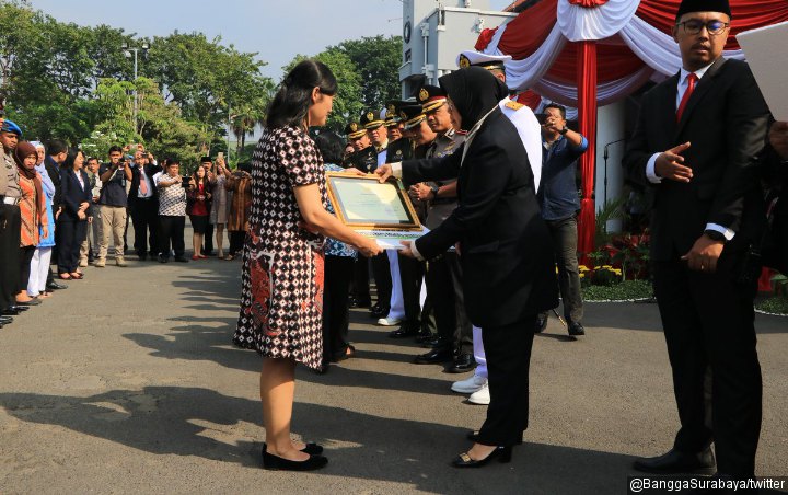 Peringati Harkitnas, Wali Kota Surabaya Risma Beri Penghargaan Pada Korban Bom Gerej
