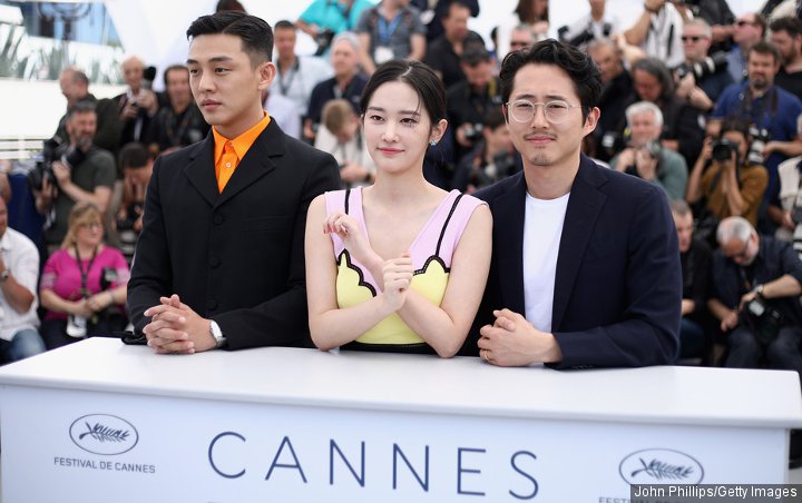 Bertabur Bintang, Yoo Ah In Hingga Steven Yeun Tampil Ceria di Festival Film Cannes