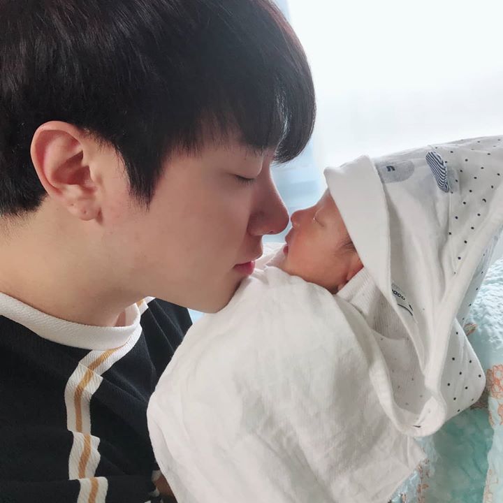 Min Hwan Menggendong Anaknya