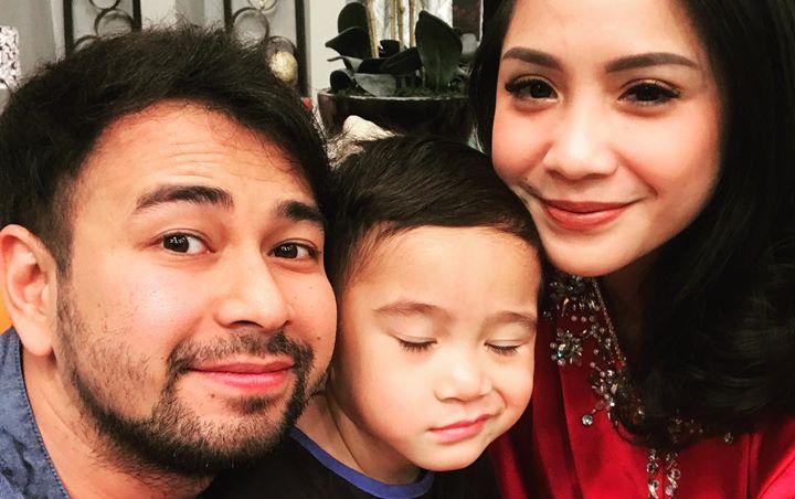 Nagita Bahagia Sahur Bareng Suami dan Dihadiahi Bunga 