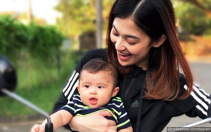 Masih Usia 5 Bulan, Lucunya Anak Sandra Dewi Sudah Bisa Tirukan Gaya Telepon Sang Tante