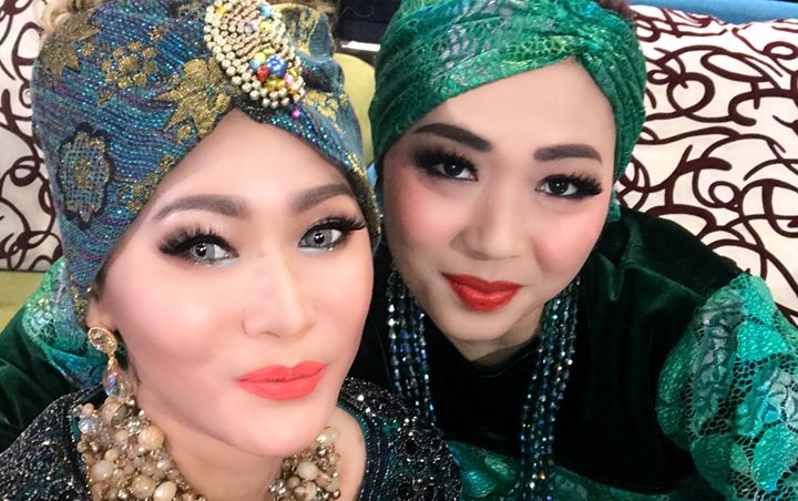 Inul Daratista Pose Cantik di Pemotretan, Soimah 'Numpang Narsis' Lewat Photobomb
