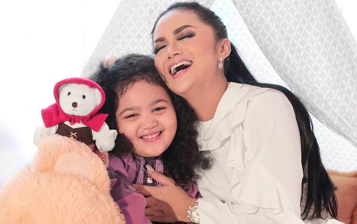 Pakai Baju Kembar, Krisdayanti dan Amora Lemos Dipuji Cantik Bak Kakak Adik