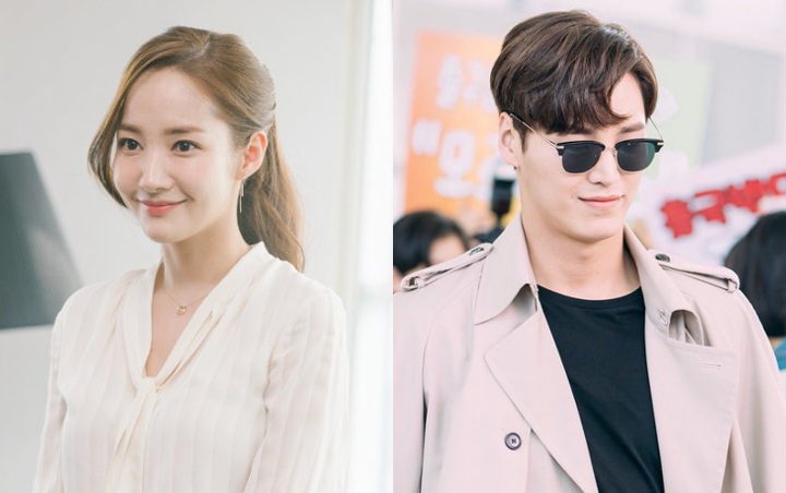 Ketemu di 'Why, Secretary Kim?', Park Min Young dan Lee Tae Hwan Saling Tukar Senyuman