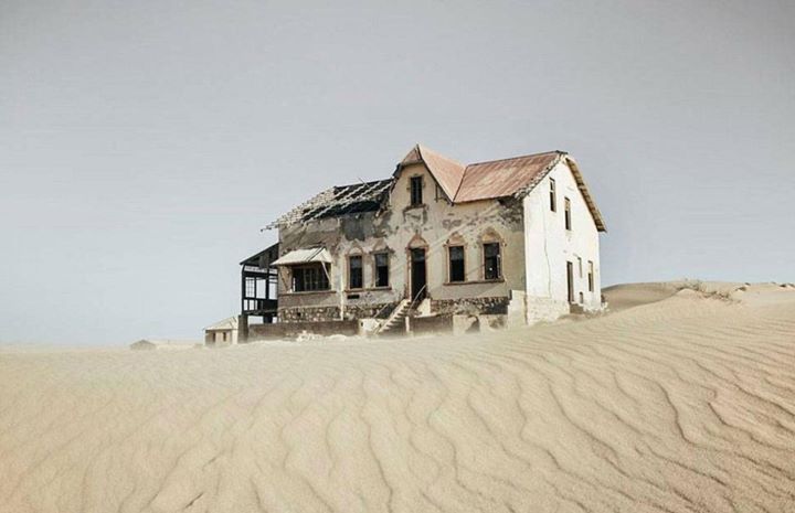 Rumah yang Dipenuhi Pasir di Namibia