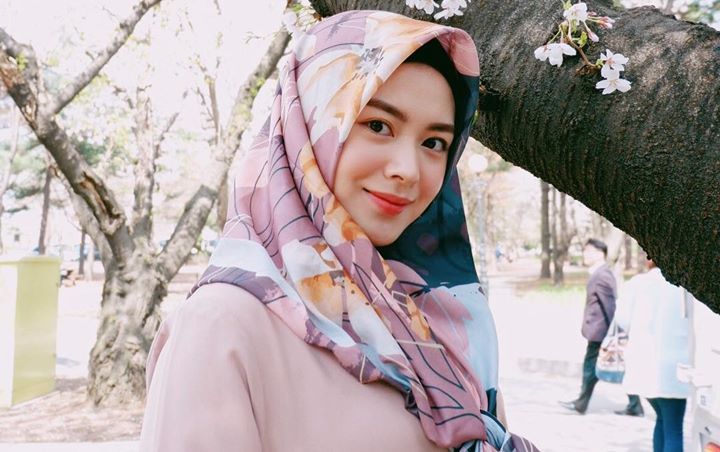 Simpel dan Mudah Ditiru, Ini 6 Gaya Hijab Mualaf Korea Ayana Moon