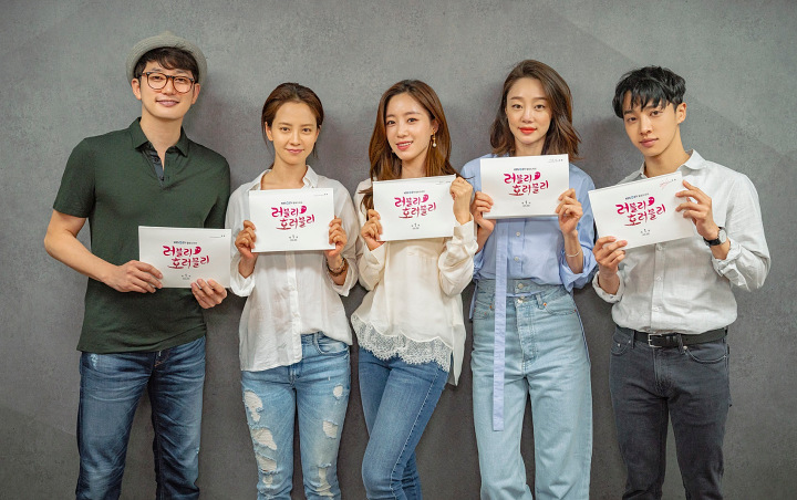 Tampil Santai, Cerianya Song Ji Hyo dan Park Shi Hoo di Sesi Baca Naskah 'Lovely Horribly'