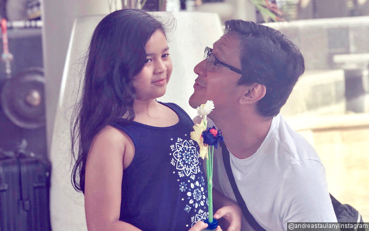 Pose Putri Bungsu Andre Taulany Bikin Ngakak di Foto Keluarga, Netter: Bibit Pelawak Nih