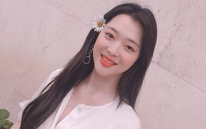 Sempat Bikin Fans Khawatir Sulli Ungkap Gaya Rambut Poni 