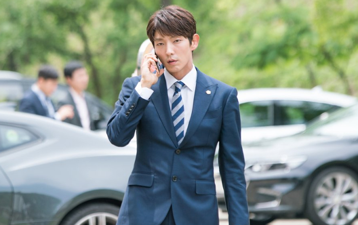 Rampung Syuting 'Lawless Lawyer', Lee Jun Ki Pamer Dikerubungi Buket Bunga