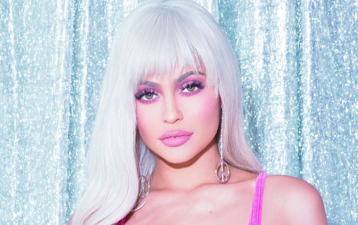 Bagikan Tutorial Makeup Rutin, Inilah 37 Langkah Tampil Cantik Ala Kylie Jenner