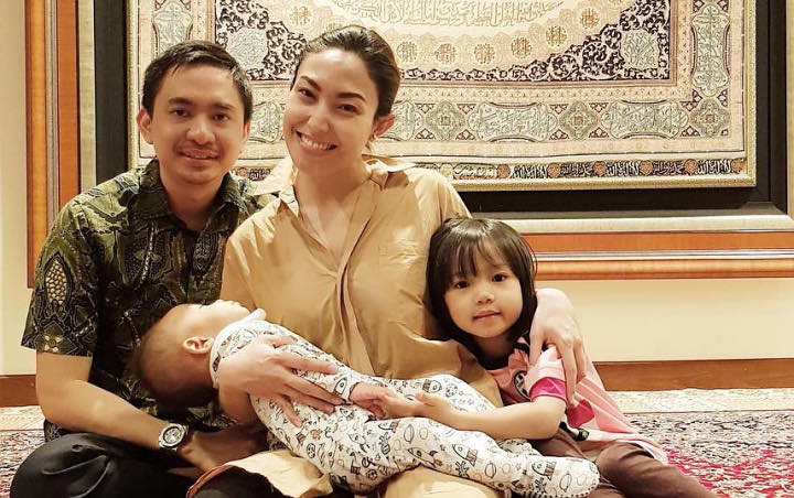  Jaga Anak Saat Bermain, Celana Suami Ayu Dewi Bikin Netter Salfok