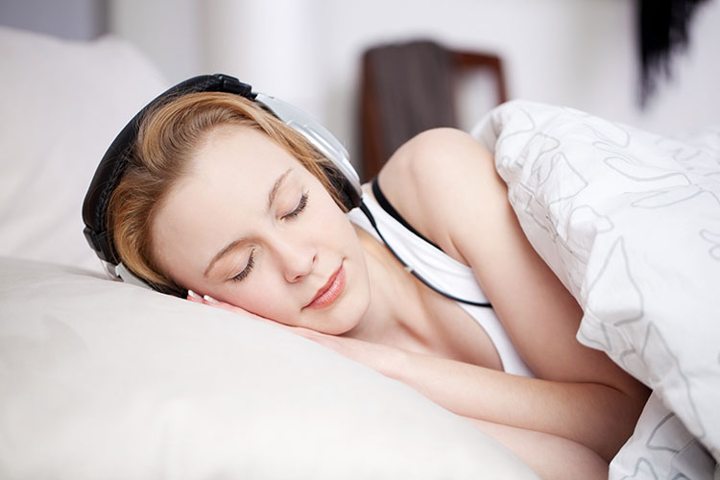 4. Mendengarkan Podcast atau Audiobook