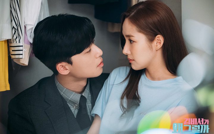 Kocak, Park Seo Joon dan Park Min Young Canggung Lihat Adegan Ciuman di 'Why, Secretary Kim?'