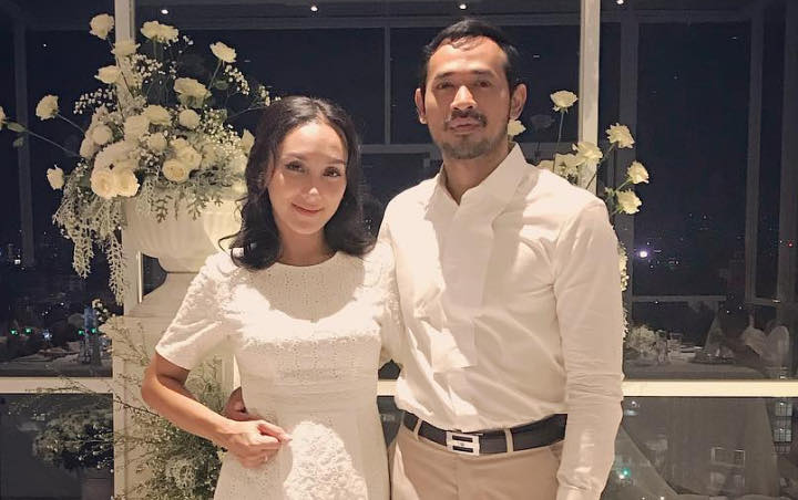 Rayakan 10 Tahun Pernikahan, Romantisnya Oka Antara Sampai Buat Istri Nangis Haru