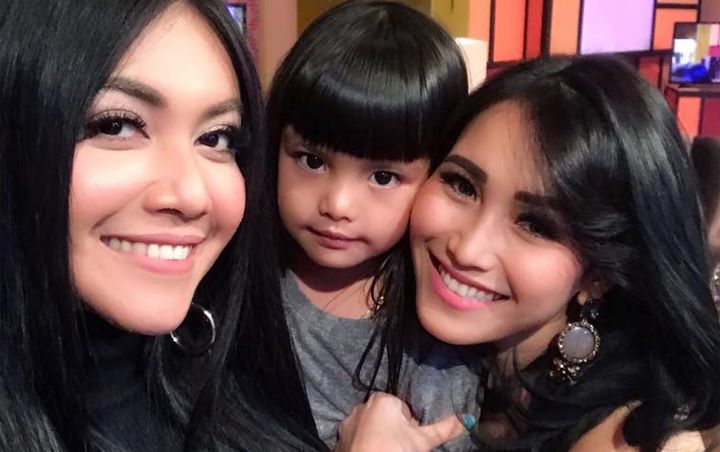 Dikirimi Pesan Suara dari Shakira, Ayu Ting Ting Terbang 