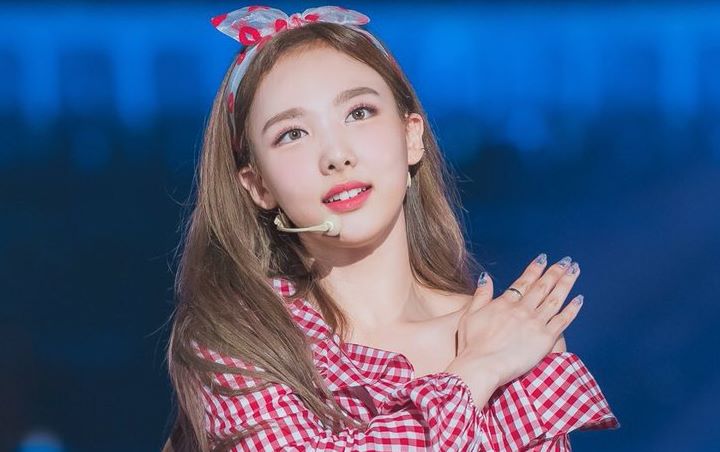 Twice Penuhi Janji Kemenangan Acara Musik, Ekspresi Imut Nayeon Makan Es Viral