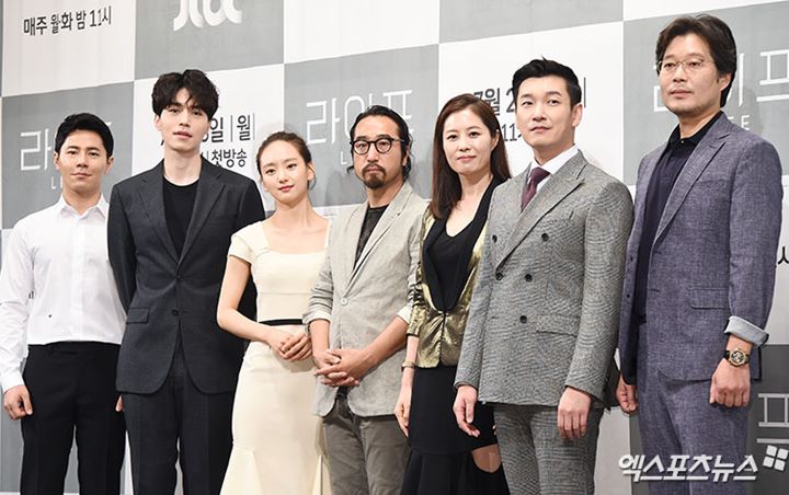 Pakai Setelan Hitam, Lee Dong Wook Super Ganteng di Preskon 'Life'
