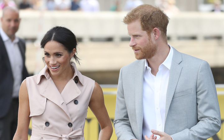 Jarang Pamer Kemesraan Semenjak Menikah, Meghan Markle Kedapatan Cium Pangeran Harry di Lapangan