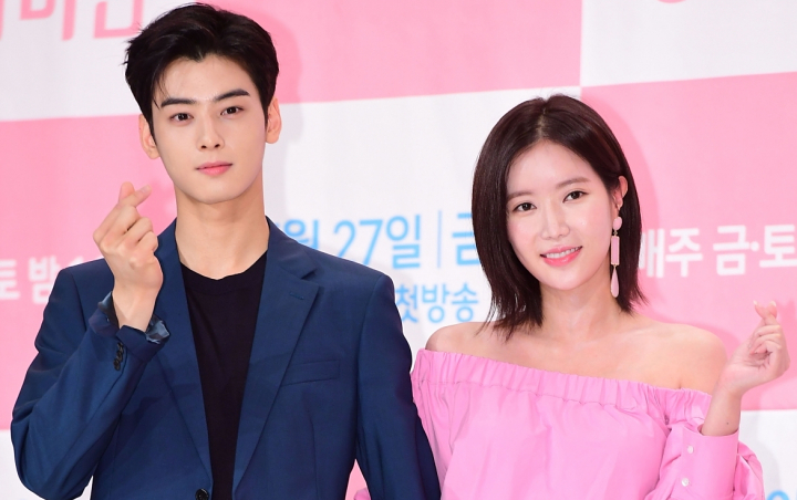 Cha Eun Woo Ungkap Isi Tas Mahalnya, Tunjukkan Jam Mewah Hingga